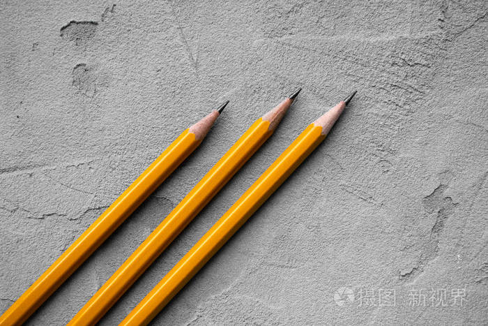经营理念回到学校三支削尖的铅笔背景是灰色的石膏质地空间为文字