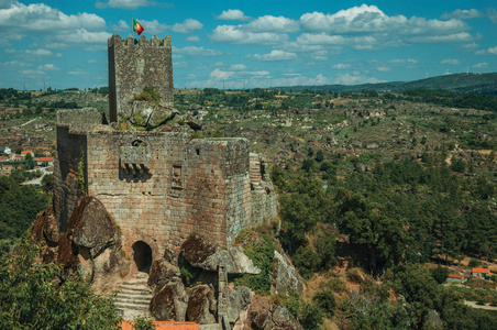 岩石峭壁上的石头城堡和塔楼图片