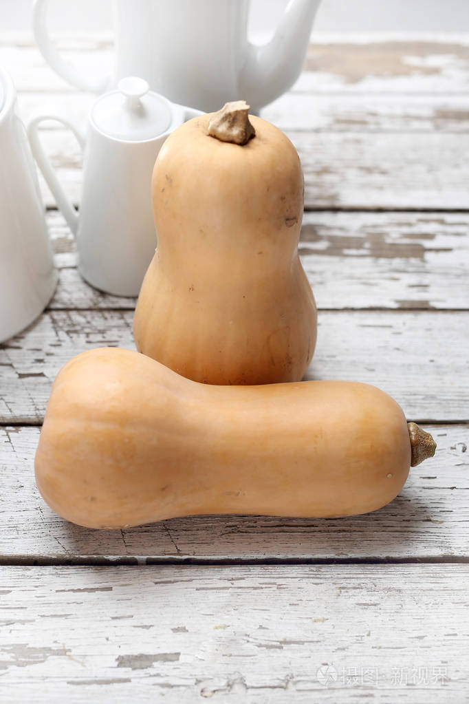 胡桃南瓜木制台面上的新鲜蔬菜
