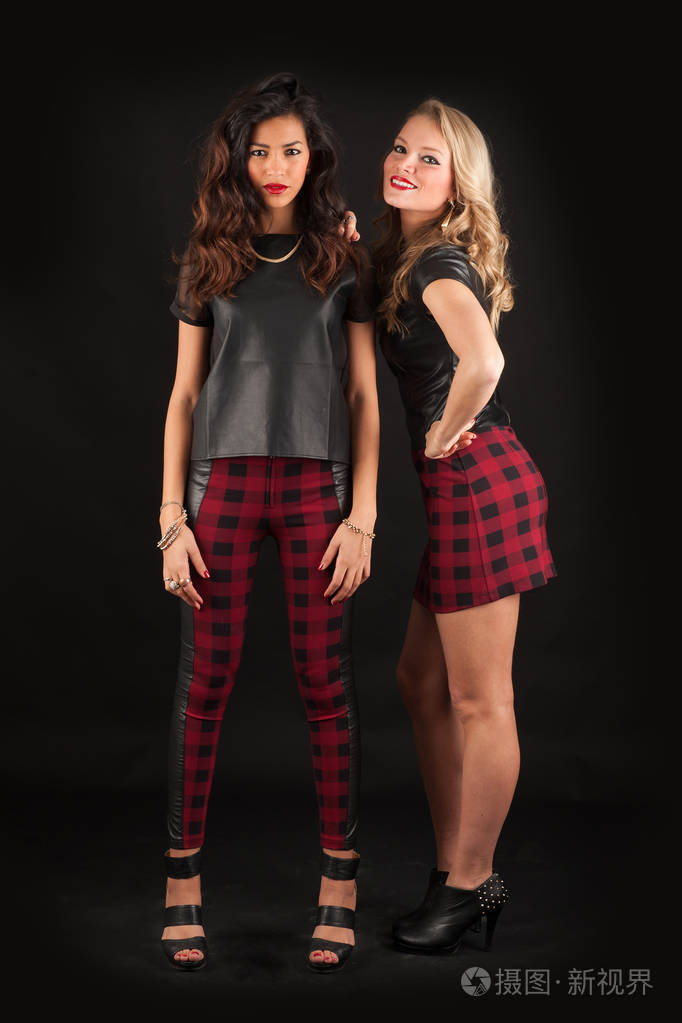 金发和黑发女人全身肖像与深色背景照片-正版商用图片2jzf74-摄图新