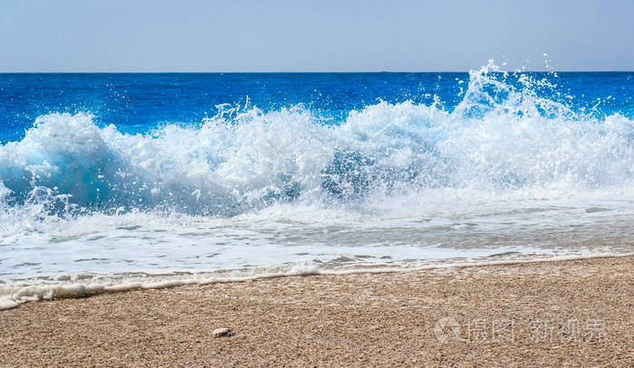 海浪在沙滩上溅起泡沫夏日氛围