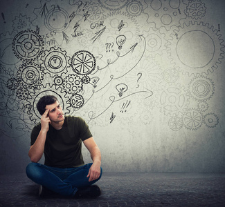 男人坐在地板上苦思冥想,想办法解决照片