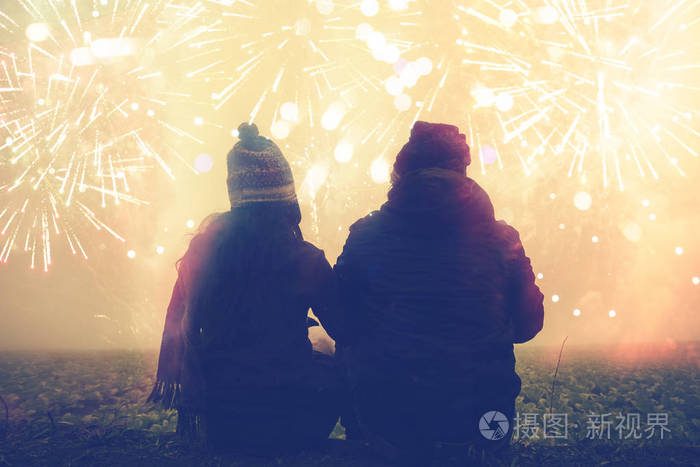 坐下拥抱的手看烟花.在新年的山上.泰国,背景,新年,庆祝,烟火.