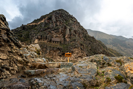 秘鲁山脉和木制旅游标志图片