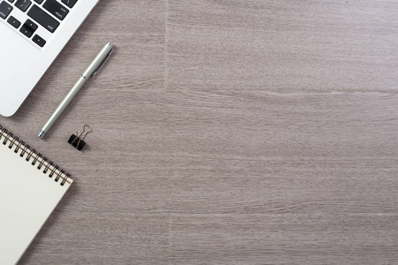 木质办公桌桌面俯视图照片