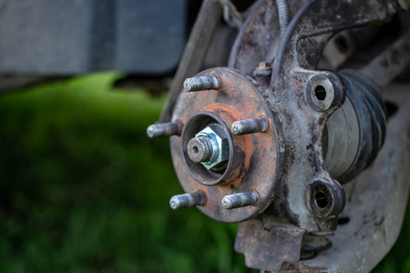 前轮毂与制动系统已拆下,准备更换轴承不同的电动轮毂自行车后轮毂