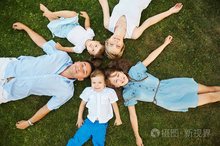 在户外草地上快乐嬉戏的一家人夏天有孩子的父母妈妈爸爸和孩子们