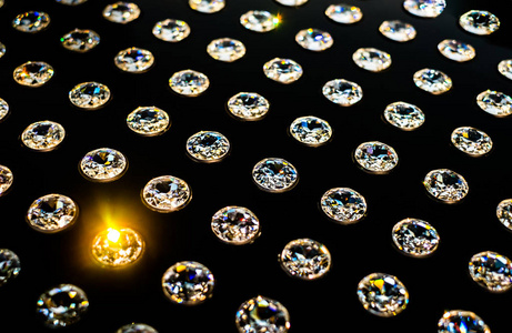 深色背景上成行排列的钻石图片