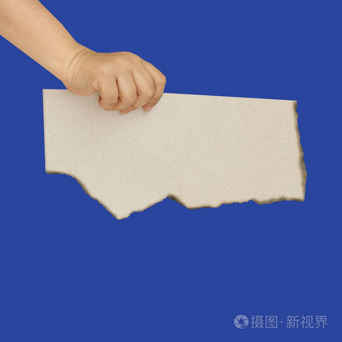女性手拿着一张蓝色背景上撕破的纸隔离复印空间