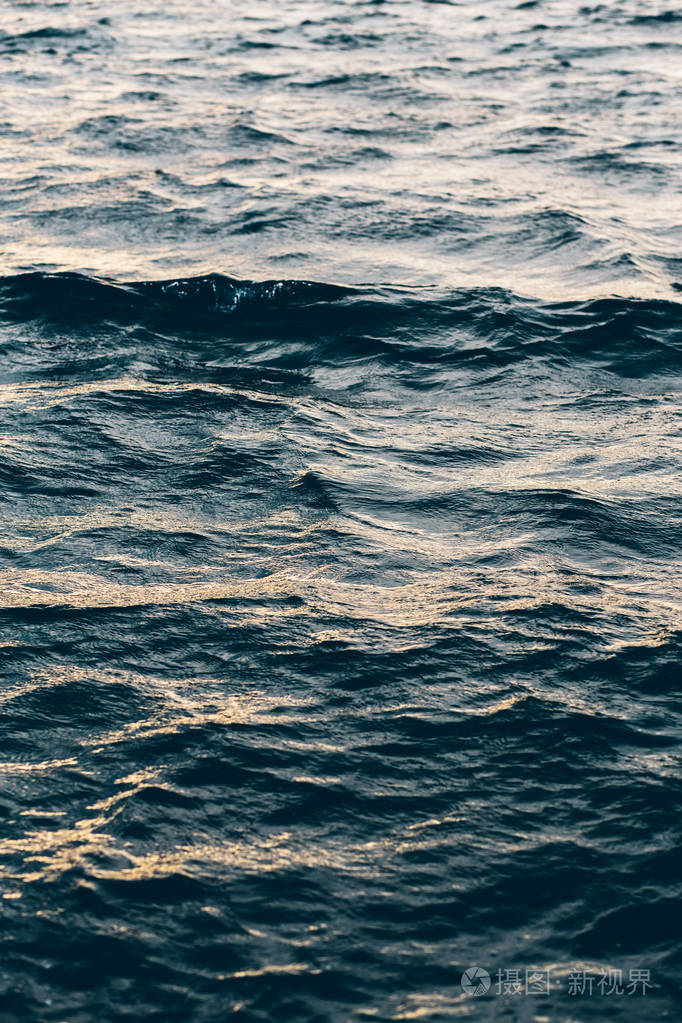 深蓝色海水背景黑海中的蓝色阴影