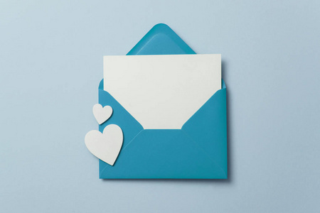 蓝色信封空白白卡和红心照片
