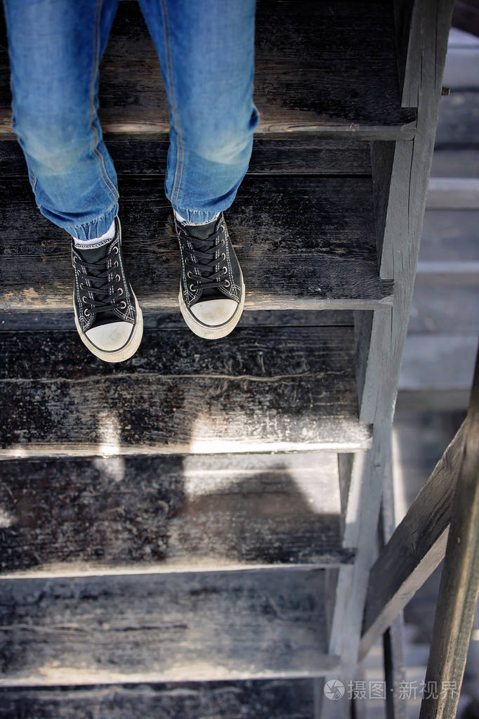 孩子未成年男孩坐在木楼梯上