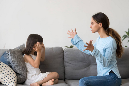 愤怒的年轻妈妈和小孩争吵的手势生气生气的小孩愤怒的女孩孩子们吵架