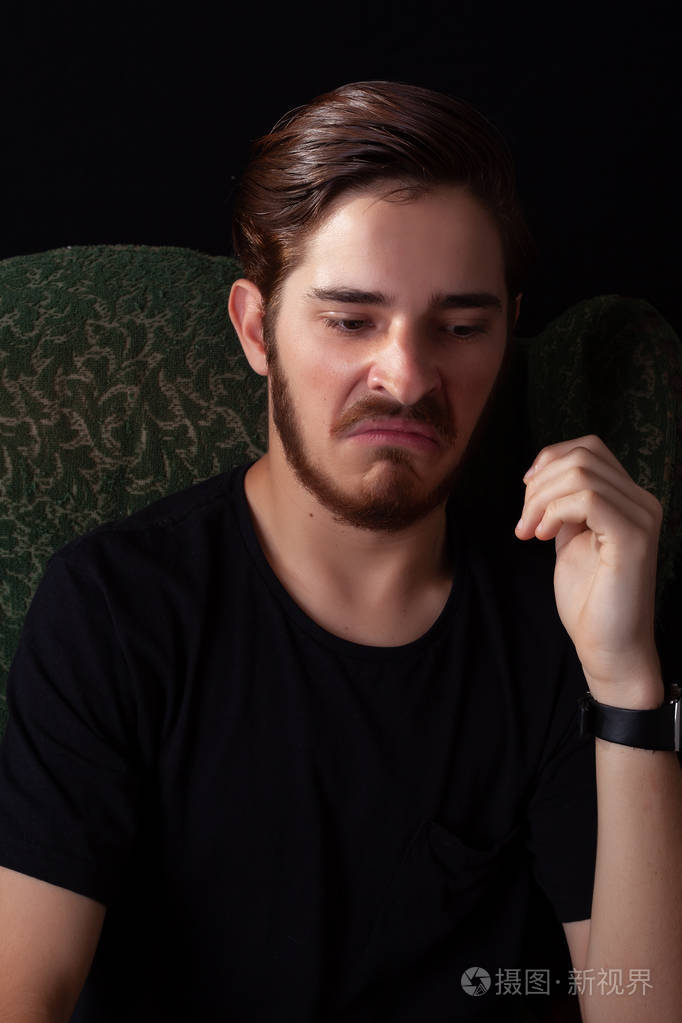 年轻成年男性脸上的极端特写厌恶表演学校面部表情的概念图