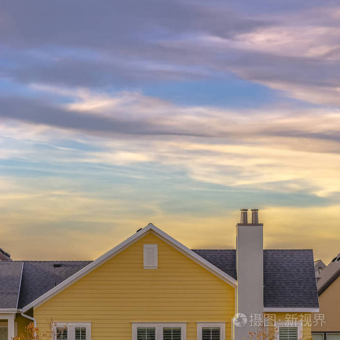 一个单层的灰色方形屋顶的房子