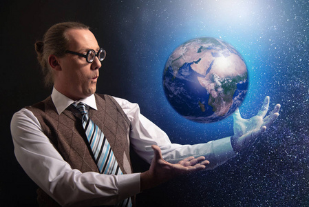 有趣的科学家观察宇宙和地球照片