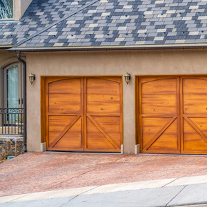 方形房屋外观,灰色和白色屋顶和时尚的木制车库门照片