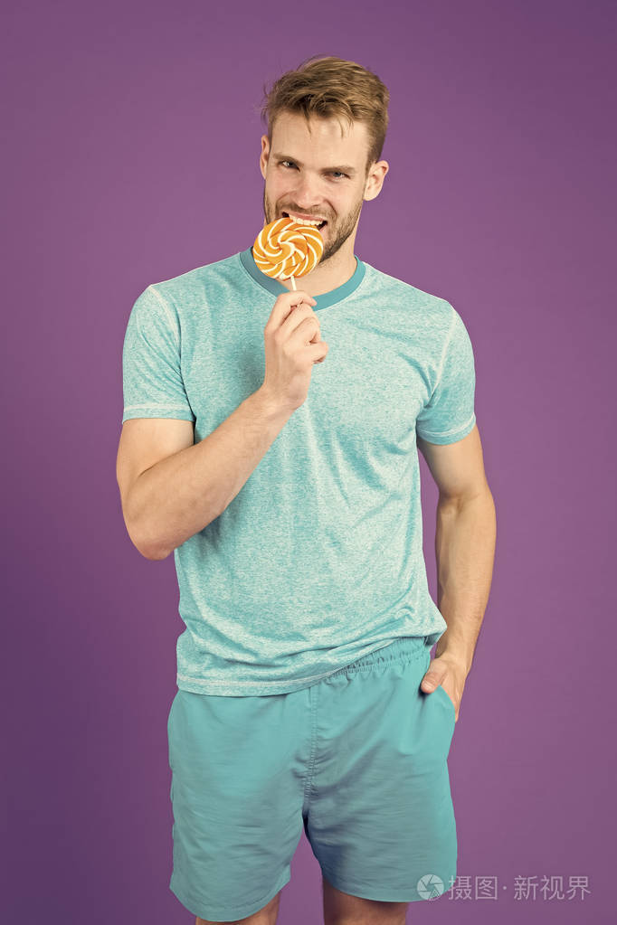 男人咬大甜棒棒糖有鬃毛的人喜欢吃糖变质的饮食骗餐概念糖对健康有害