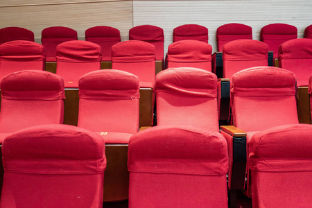 电影院大厅里一排排红色的座位图片