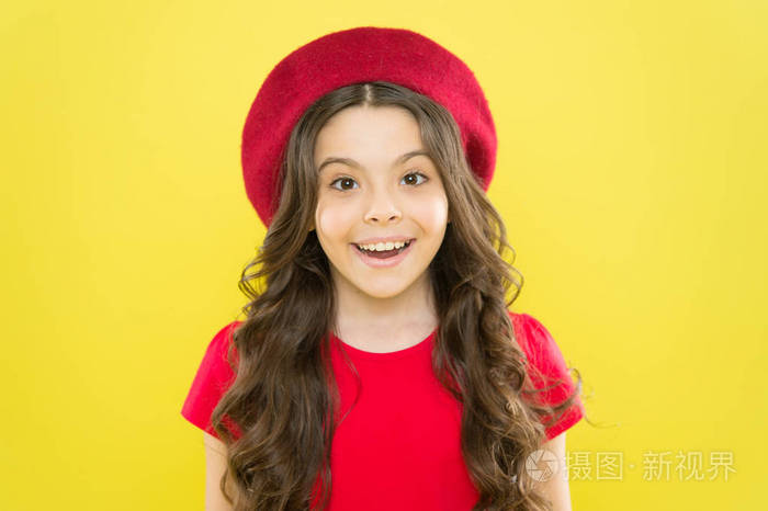 可爱的小脸可爱的卷发戴着贝雷帽小时尚达人完美的卷发小女孩留着长发