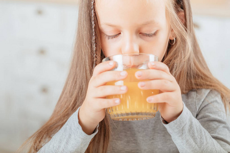 天然水果营养女孩喝橙汁图片