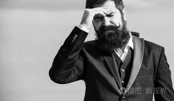 商业失败男人满脸紧张痛苦的胡须天空背景这家伙一天头痛压力很大压力