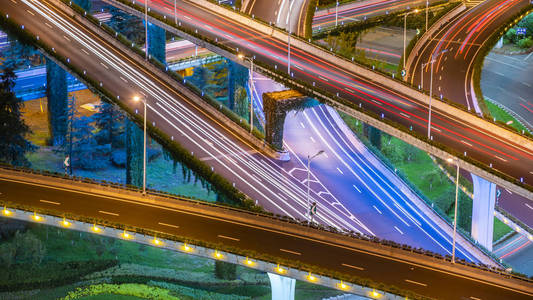 城市道路和城市景观的夜间交通图片