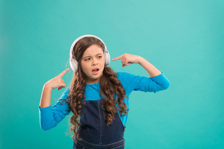 女学生休闲.在线教育.女孩可爱的孩子听音频课程.获取更多信息.