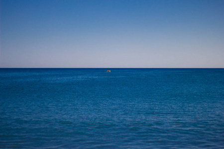 广阔的大海蓝色平静的大海映衬着天空.天际线.
