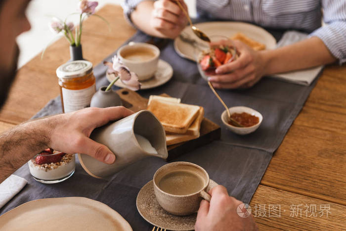 现代幸福夫妻在一起吃饭的画面