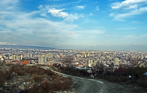 第比利斯市郊被太阳照亮的风景图片