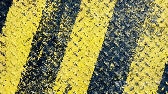 黑色和黄色线条漆在防滑金属纹理背景上