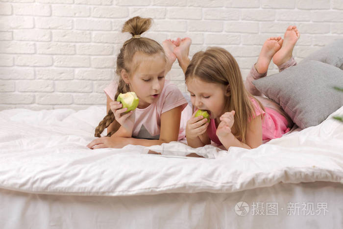 两个小女孩在卧室里玩耍