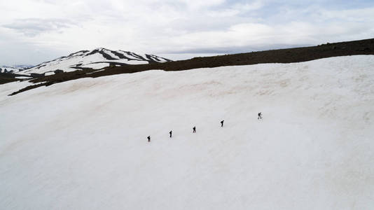 雪山探险团图片