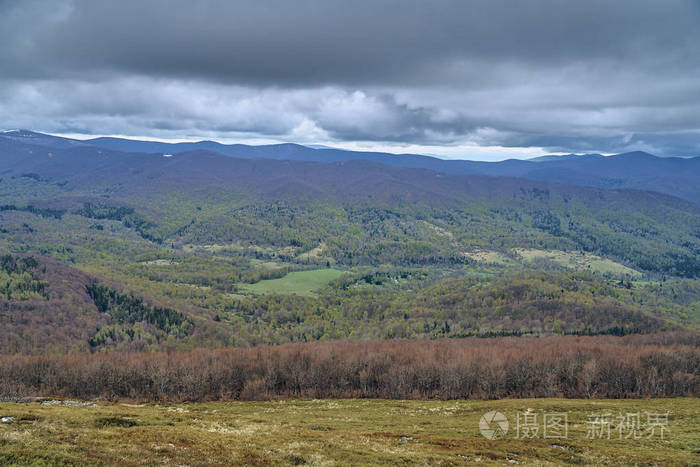 一个美丽的全景神秘的比什查迪山森林 波兰 在一个雾蒙蒙的春天五月天 大自然是孤独的 没有人照片 正版商用图片2k1jq6 摄图新视界 一个美丽的全景神秘的比什查迪山森林 波兰 在一个雾蒙蒙的春天五月天 大自然是孤独的 没有人照片 正版商用图片2k1jq6 摄图新视界
