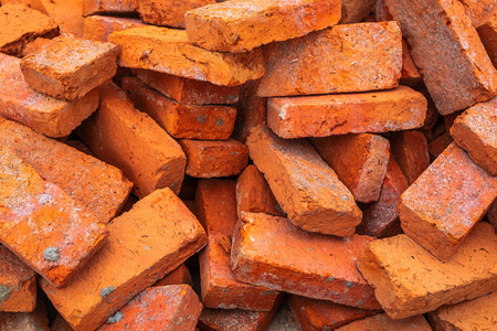 建筑工地地面红土砖堆照片