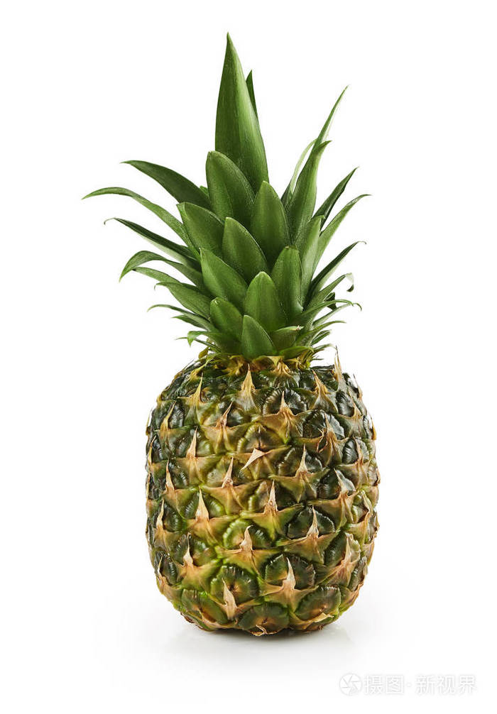 一个菠萝被隔离在白色的背景上,有修剪路径.完美修饰.即食食品图片.