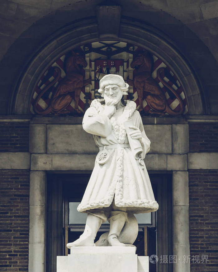 布里斯托尔市议会大厦前的伊丽莎白时代海员雕像
