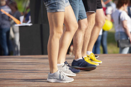 青少年在夏季音乐节的音乐会上.夏季音乐节上的少年腿照片