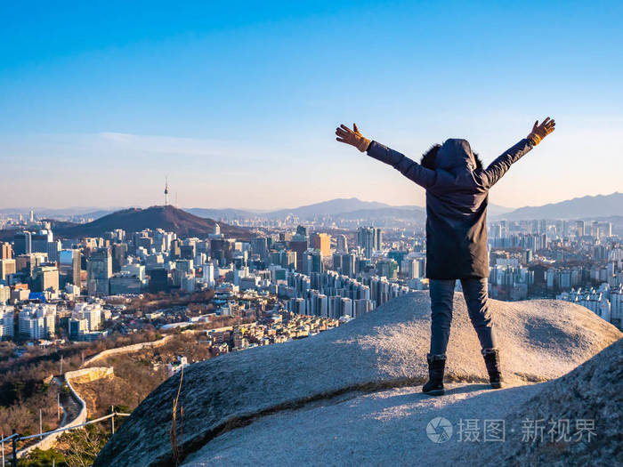 站在山顶看城市图片