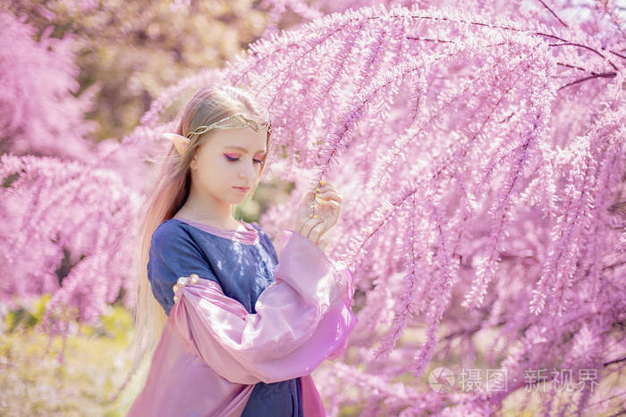 童话女孩神秘精灵女孩的肖像角色扮演角色花园里的精灵肖像长耳朵的