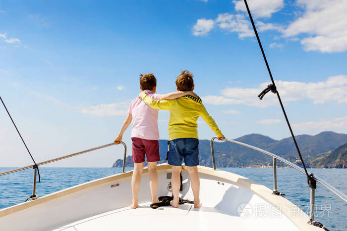 两个小男孩,最好的朋友,喜欢帆船旅行.