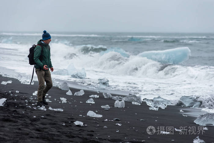 冰岛约库萨隆钻石海滩上的冰山