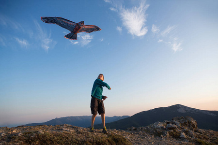 放风筝的男孩图片-放风筝的男孩素材-放风筝的男孩插画-摄图新视界
