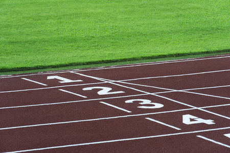 成功的轨迹开始白线处有数字的运动员的跑步运动轨迹照片