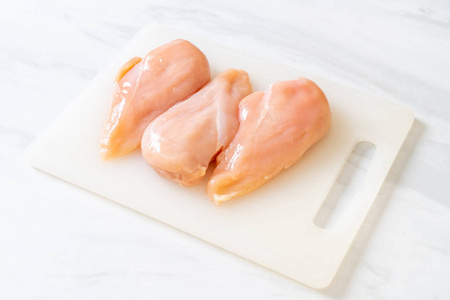 fresh chicken breast raw 照片