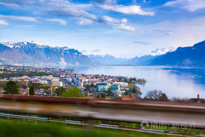 从瑞士公路上拍摄的蒙特勒市和山脉景观