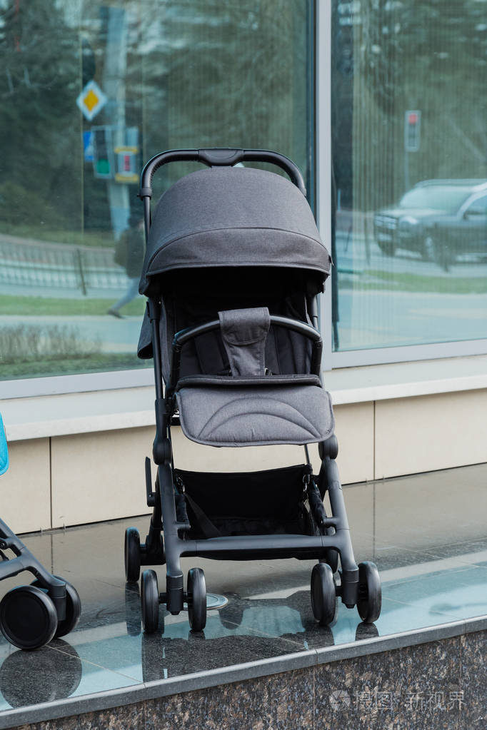 公园里漂亮的婴儿车新设计