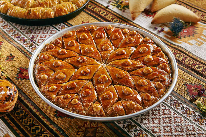 在一个圆形金属托盘自制的巴克拉瓦