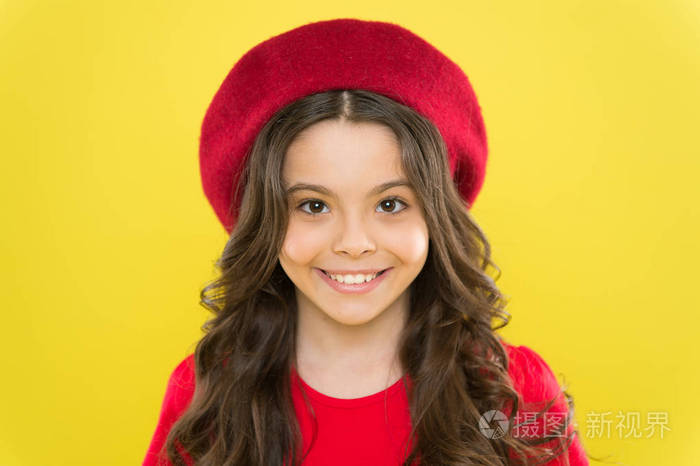 完美的卷发可爱的小脸可爱的卷发戴着贝雷帽小时尚达人小女孩留着长发